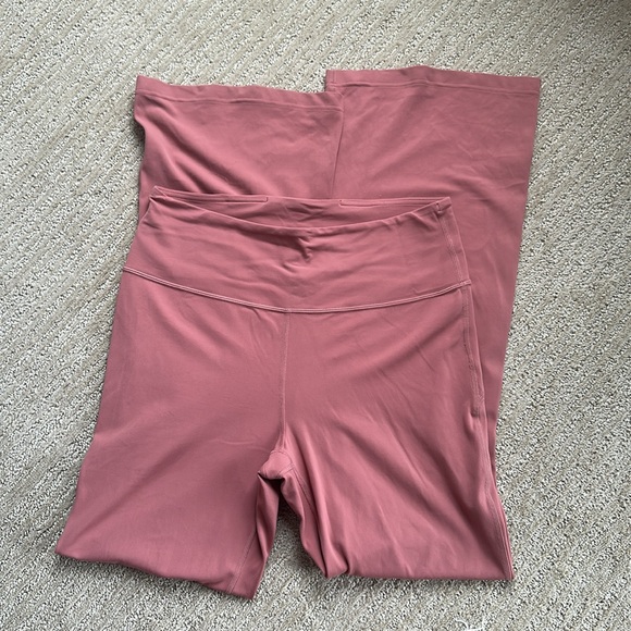 Lululemon Groove Super-High-Rise Flared Pant Nulu
Brier Rose - Picture 4 of 12